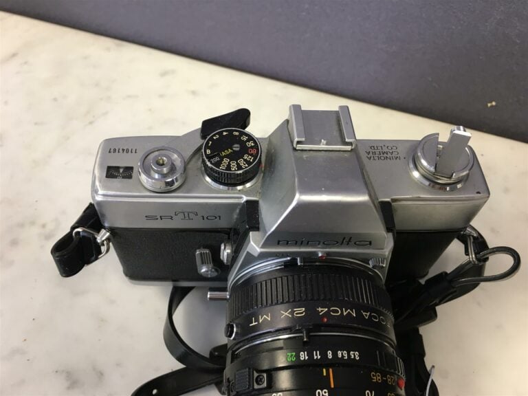 Appareil photo MINOLTA SR T 101, avec son objectif 1:3,5-4,5 ZOOM 28-85 mm. - O…
