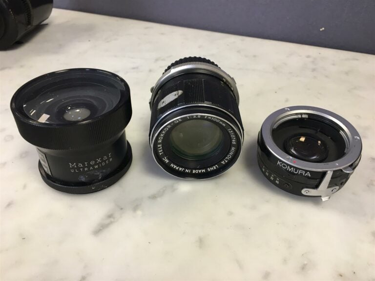 Lot d'objectifs comprenant une extension KOMURA, un objectif MINOLTA 1:3,5/100…