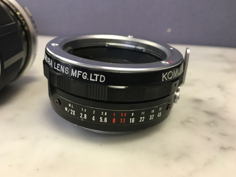 Lot d'objectifs comprenant une extension KOMURA, un objectif MINOLTA 1:3,5/100…