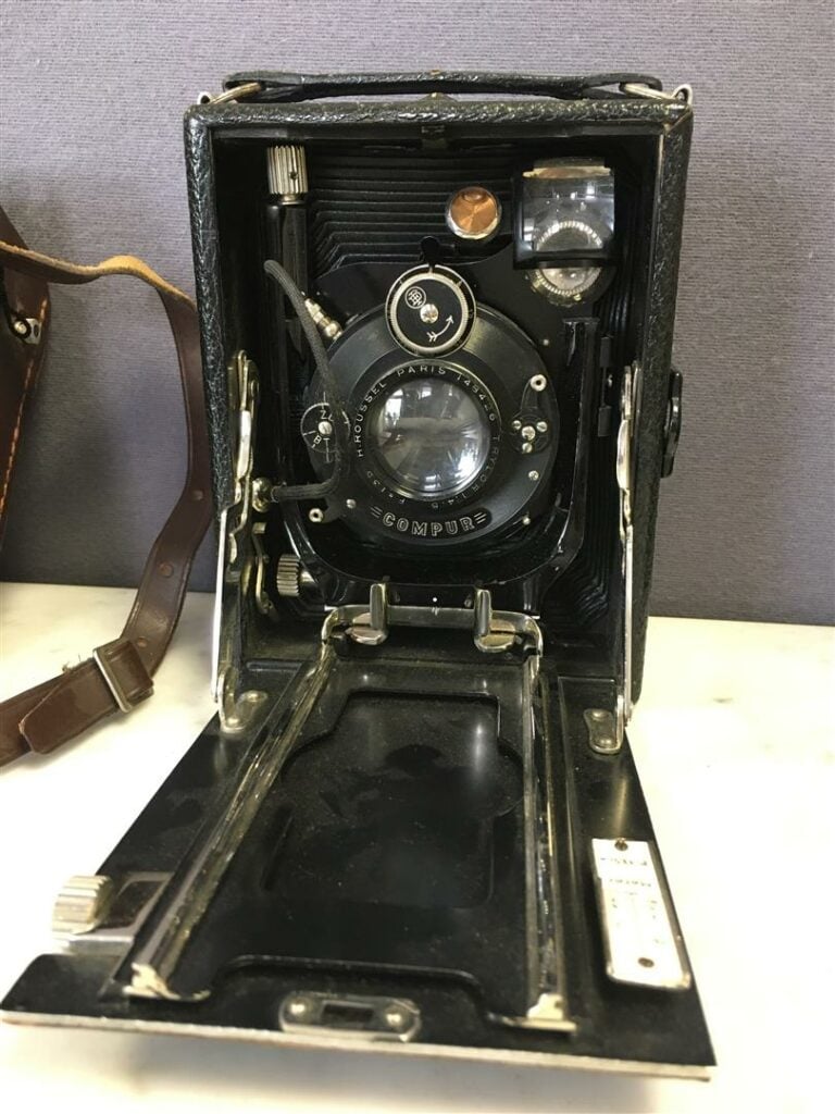 Lot d'appareils photo, un type Rolleiflex "FLEXAREL", une chambre 6x6 H.ROUSSEL…