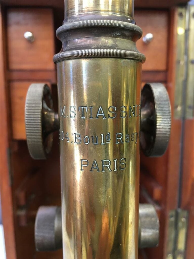 STIASSNIE. - Microscope d'étudiant en métal peint et laiton, avec sa boite cont…