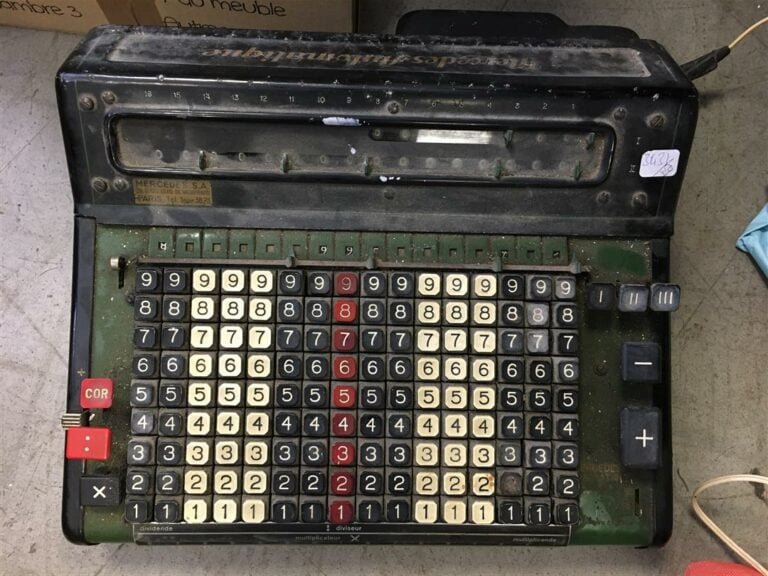 Machine à écrire UNDERWOOD CHAMPION. - On y joint une machine à calculer électr…