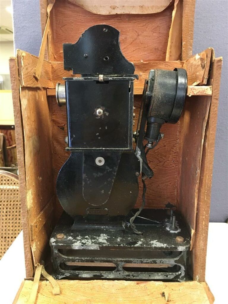 Machine à écrire UNDERWOOD CHAMPION. - On y joint une machine à calculer électr…