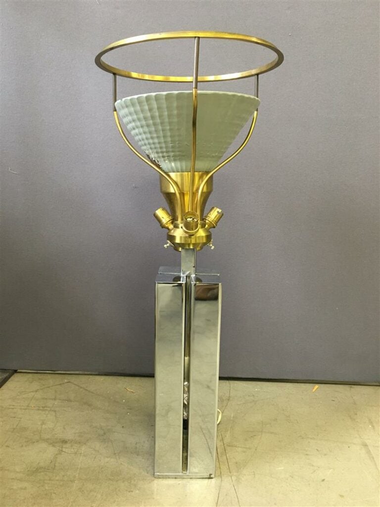 MAISON MALABERT. - Lampe de table en métal chromé et laiton, la base composée d…