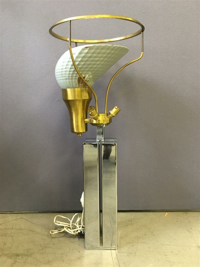 MAISON MALABERT. - Lampe de table en métal chromé et laiton, la base composée d…