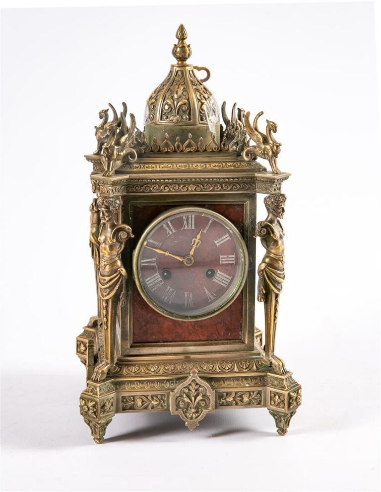 TIFFANY & CO NEW YORK. - Pendule de table en bronze à riche décor dans le style…