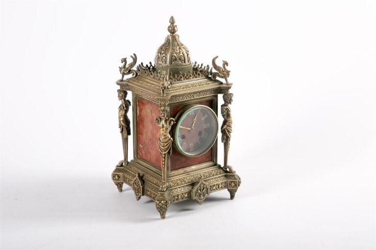 TIFFANY & CO NEW YORK. - Pendule de table en bronze à riche décor dans le style…