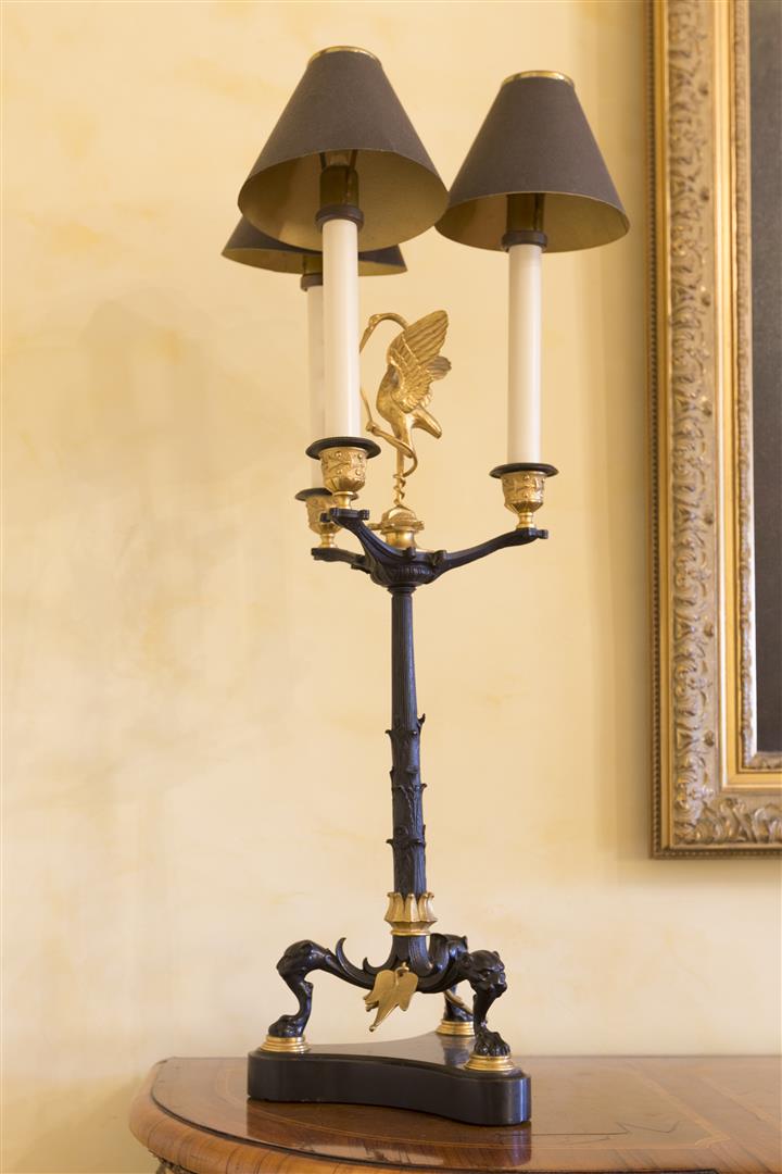 Paire de lampes de table à trois lumières en bronze à patines médaille et or, s…