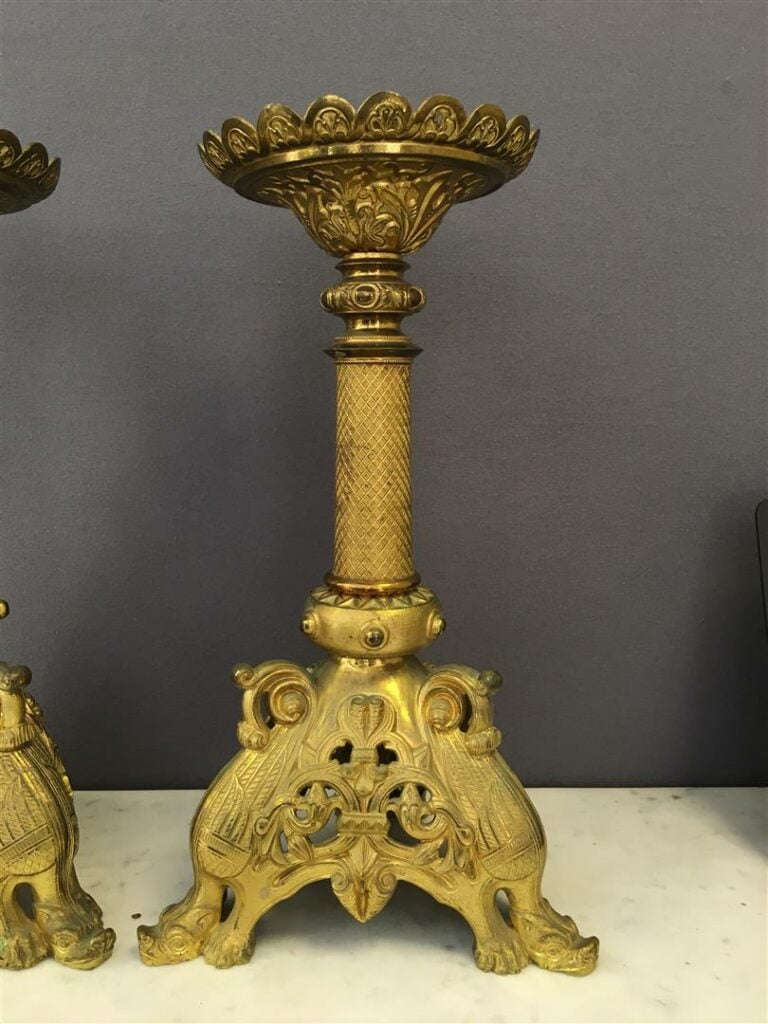 Paire de flambeaux en bronze doré, piètement tripode à décor de têtes de griffo…