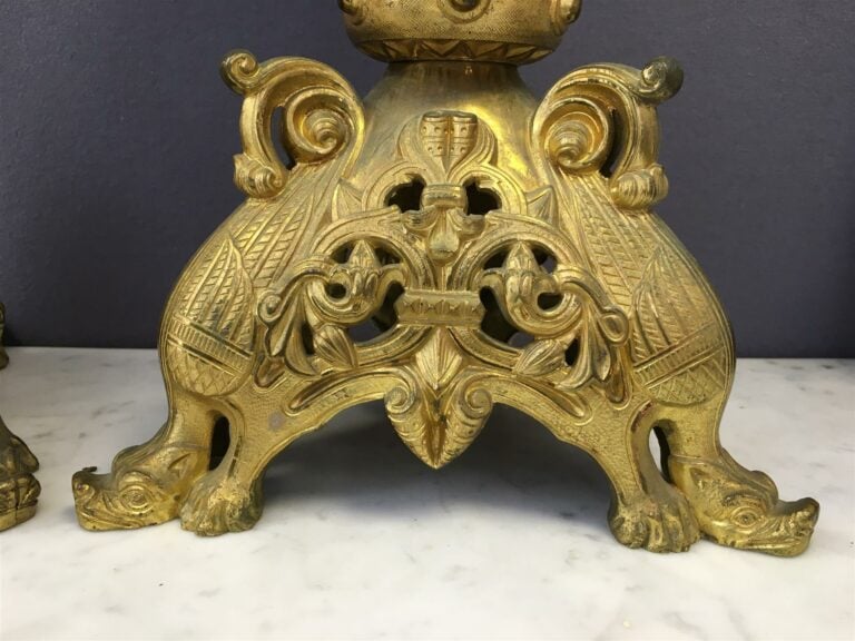 Paire de flambeaux en bronze doré, piètement tripode à décor de têtes de griffo…