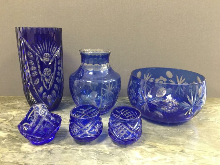 Ensemble de six pièces en cristal de Bohême à fond bleu comprenant deux vases,…