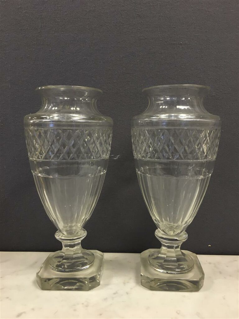 Paire de vases en cristal taillé de forme balustre. - Hauteur: 30 cm.