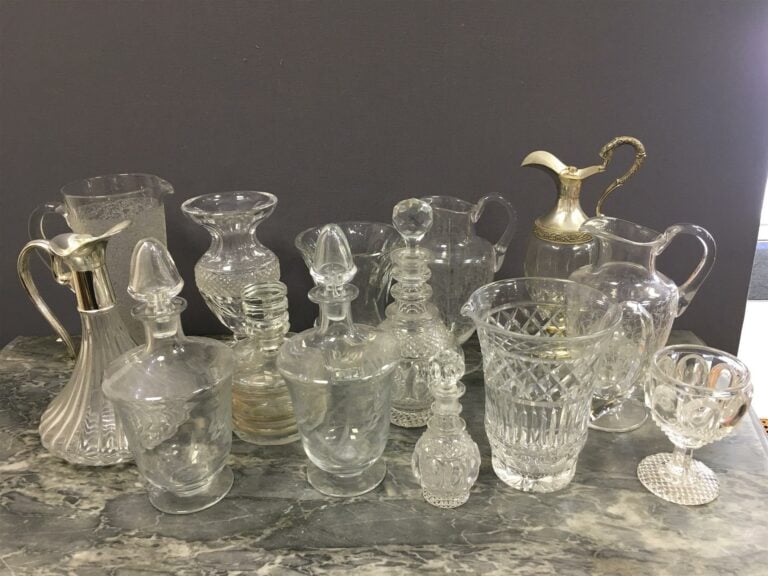 Ensemble de 14 pièces en cristal et verre, flacons et verrerie de service