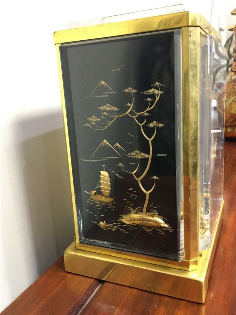 JAEGER-LECOULTRE. - Pendule Atmos en laiton et plexiglas, modèle Marina, à déco…