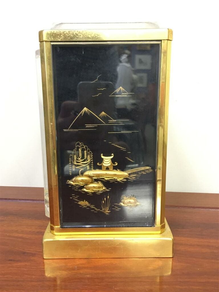 JAEGER-LECOULTRE. - Pendule Atmos en laiton et plexiglas, modèle Marina, à déco…