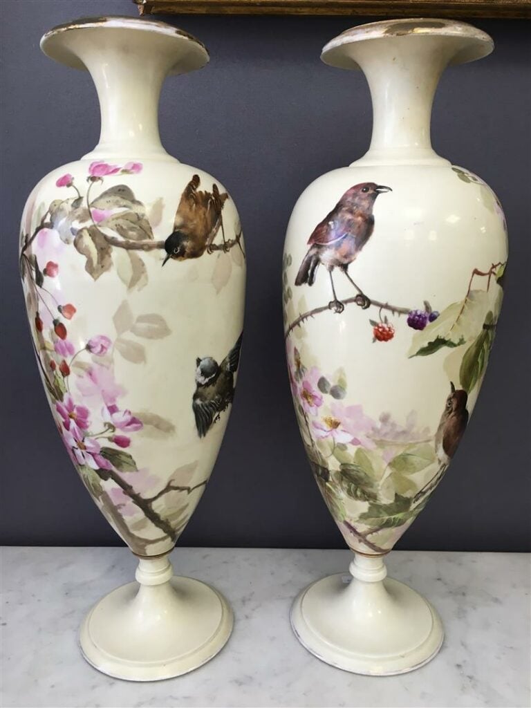 WILLIAM GUERIN & Cie, Limoges. - Paire de vases en porcelaine de forme balustre…