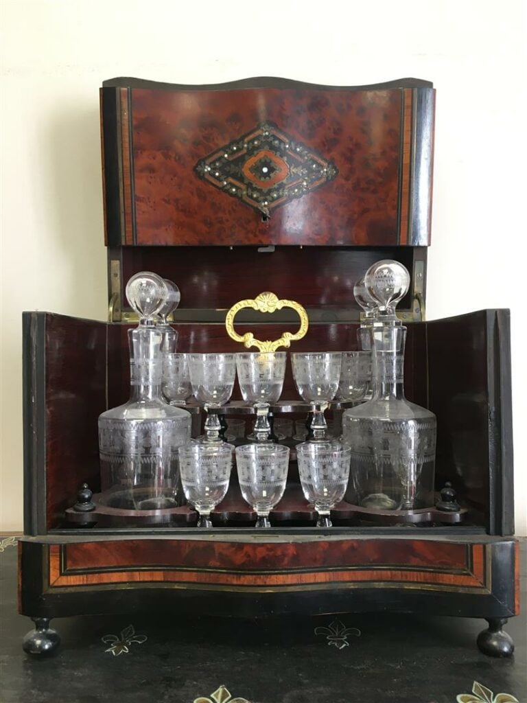Cave à liqueur Napoléon en placage de loupe, avec quatre carafes (dont une acci…