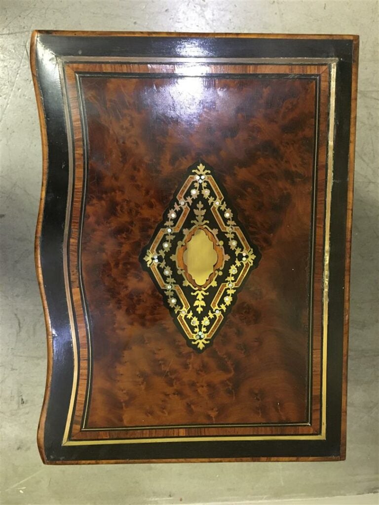 Cave à liqueur Napoléon en placage de loupe, avec quatre carafes (dont une acci…