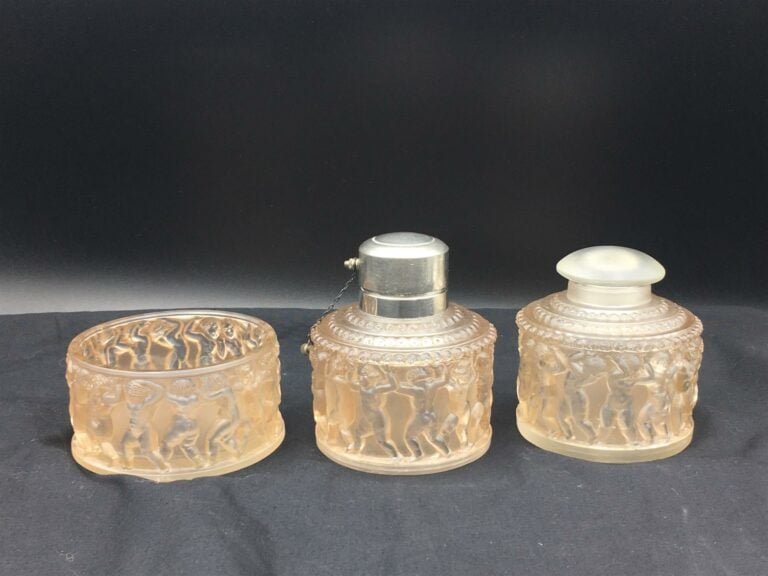 René LALIQUE. - Garniture de toilette en verre, à décor de frises de chérubins,…