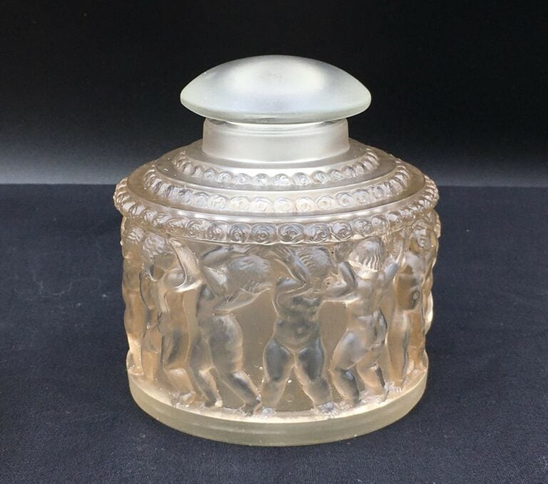 René LALIQUE. - Garniture de toilette en verre, à décor de frises de chérubins,…
