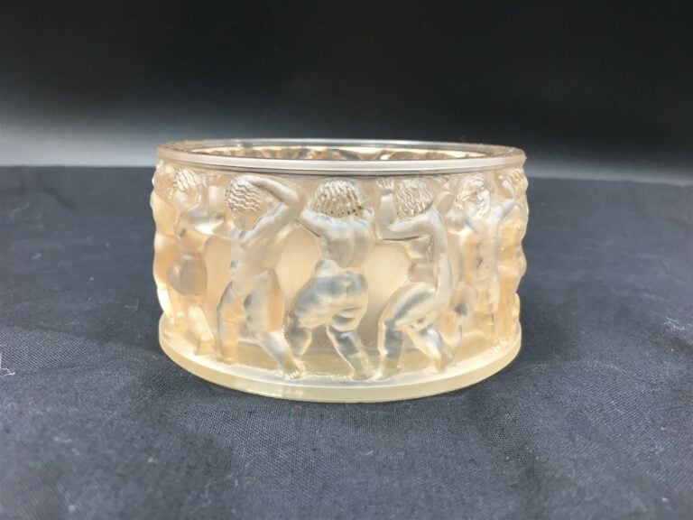René LALIQUE. - Garniture de toilette en verre, à décor de frises de chérubins,…