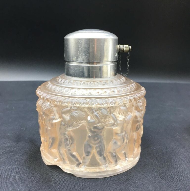 René LALIQUE. - Garniture de toilette en verre, à décor de frises de chérubins,…