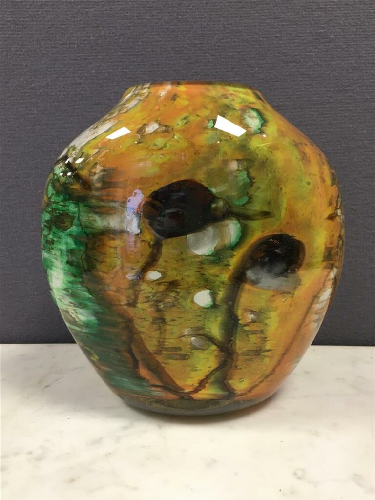 Georges CASTELLINO (XXème siècle). - Vase à panse aplatie en verre à inclusions…