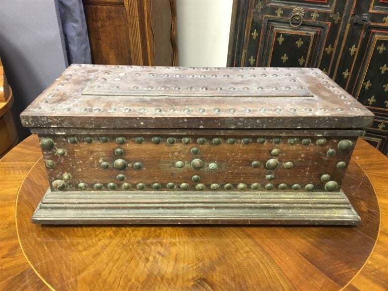 Coffret en bois naturel clouté dans le goût Renaissance française, l'intérieur…