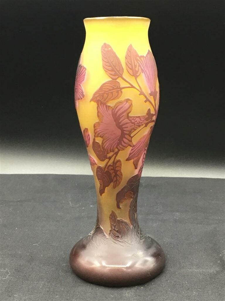 Petit vase en verre double couche dans le goût de l'Ecole de Nancy (signature a…
