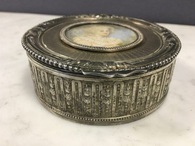 Boite ronde en métal argenté à décor guilloché, le couvercle orné d'une miniatu…