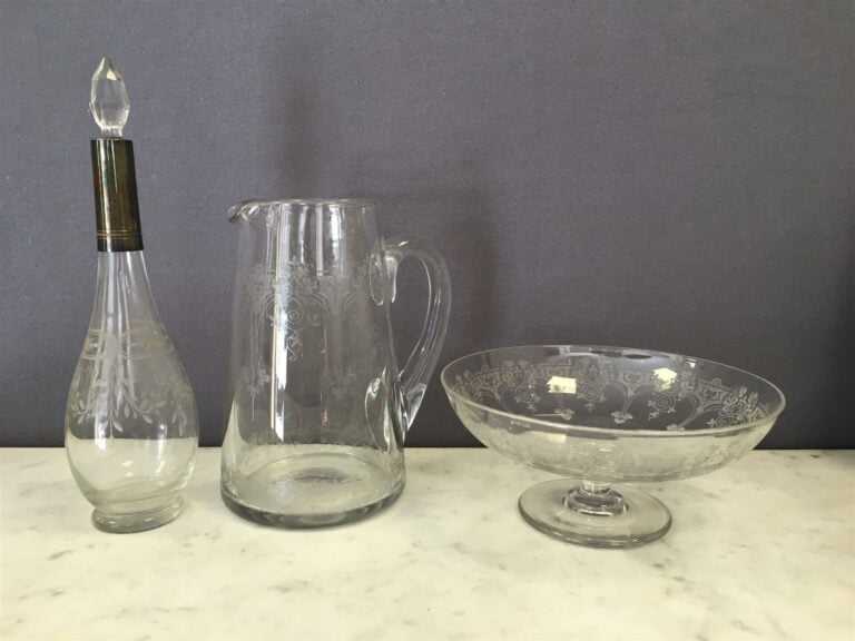 Flacon, broc et coupe à fruits en verre gravé (décors différents).