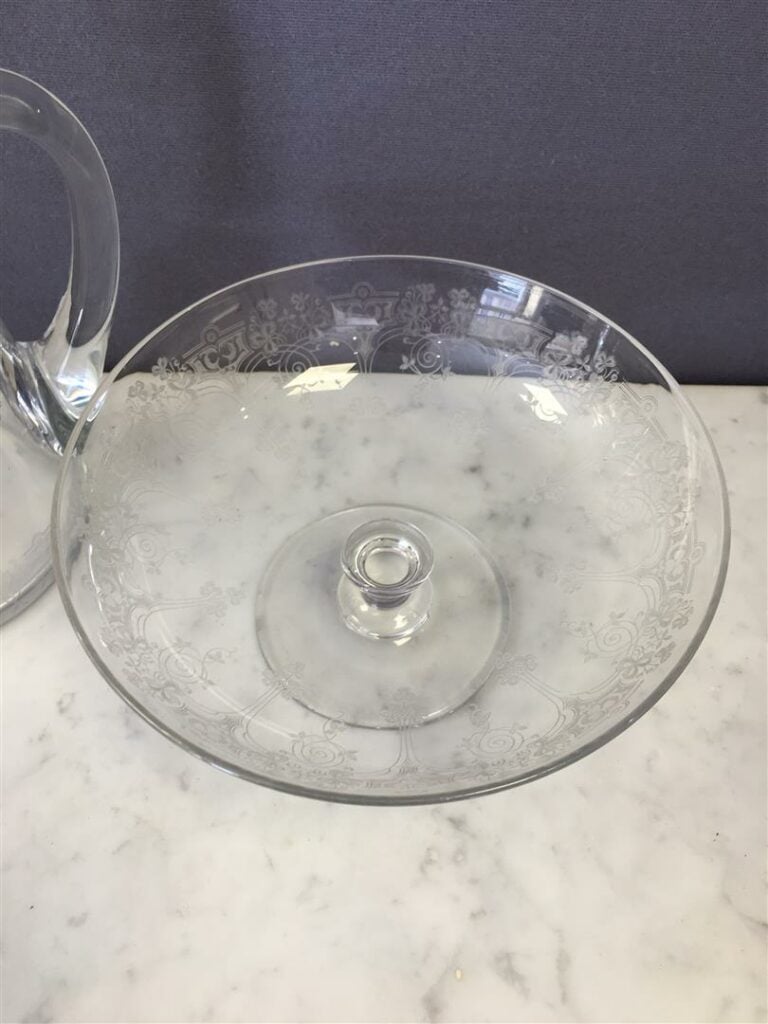 Flacon, broc et coupe à fruits en verre gravé (décors différents).