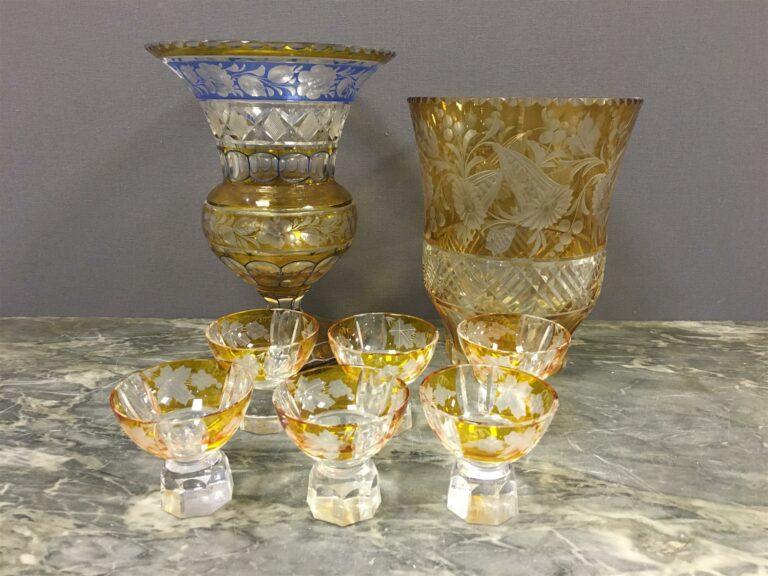 Ensemble en cristal de Bohême, deux vases (un restauré) et sept verres à punch.…