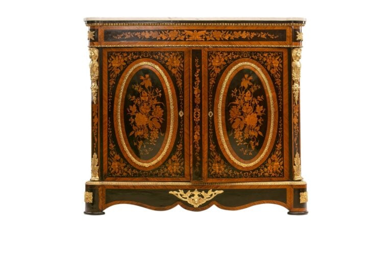 Buffet à hauteur d'appui en bois noirci et bois de placage, ouvrant par deux po…