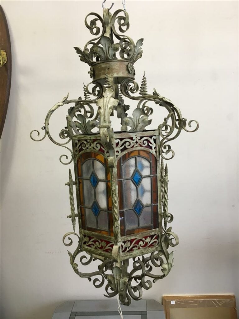 Lanterne de plafond de section hexagonale, la partie haute en fer forgé à décor…