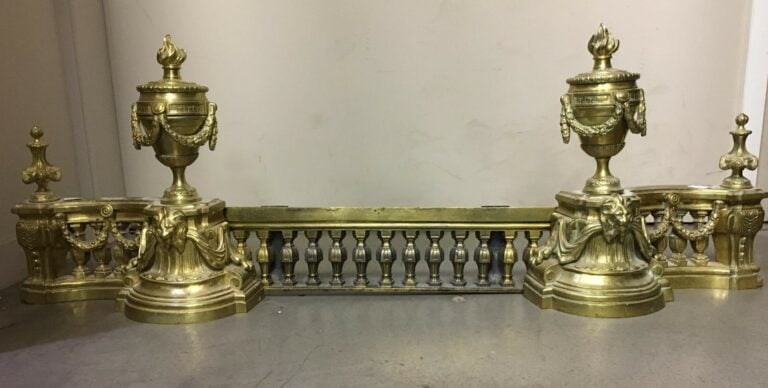 Paire de chenets en bronze doré, figurant des pots à feu, réunis par une barre…