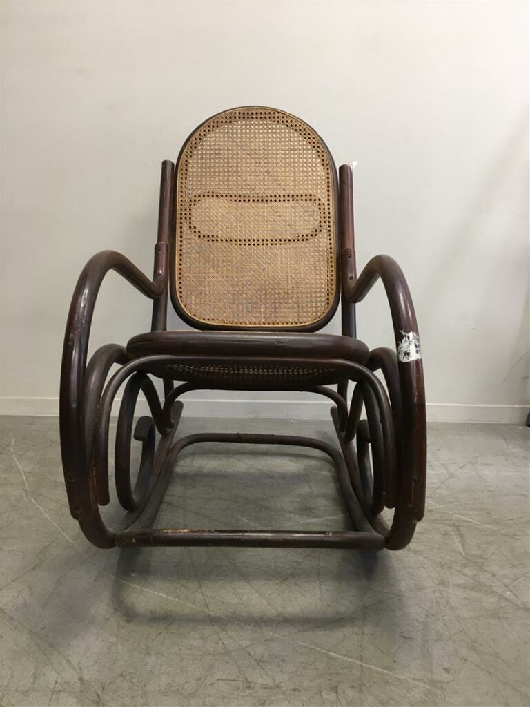 Dans le goût de THONET. - Fauteuil "rocking chair" en bois courbé, assise et do…