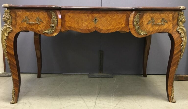 Bureau en placage de bois de rose et bois de violette à motif en frisage, trois…