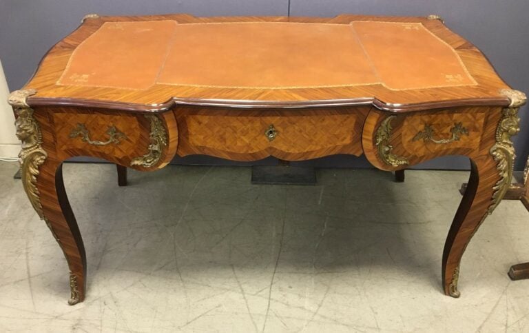 Bureau en placage de bois de rose et bois de violette à motif en frisage, trois…