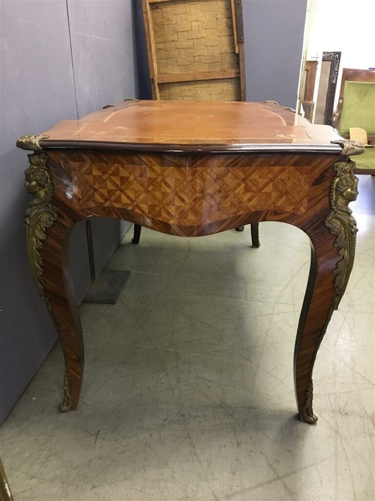 Bureau en placage de bois de rose et bois de violette à motif en frisage, trois…