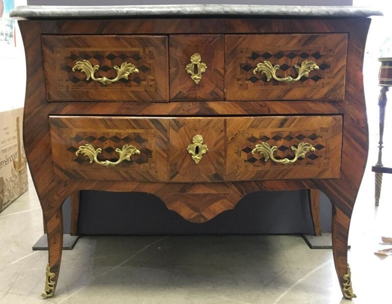 Commode de forme sauteuse en placage de bois de rose, bois de violette et palis…