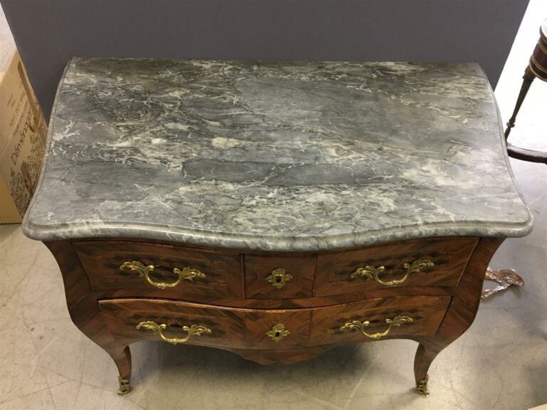 Commode de forme sauteuse en placage de bois de rose, bois de violette et palis…