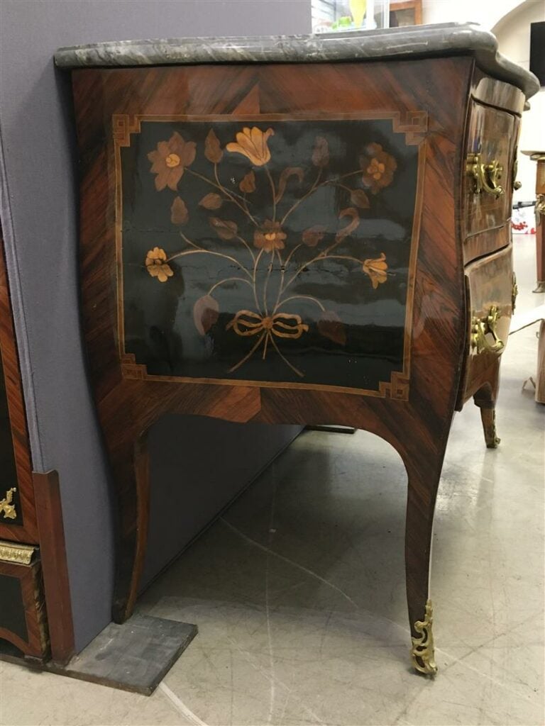 Commode de forme sauteuse en placage de bois de rose, bois de violette et palis…