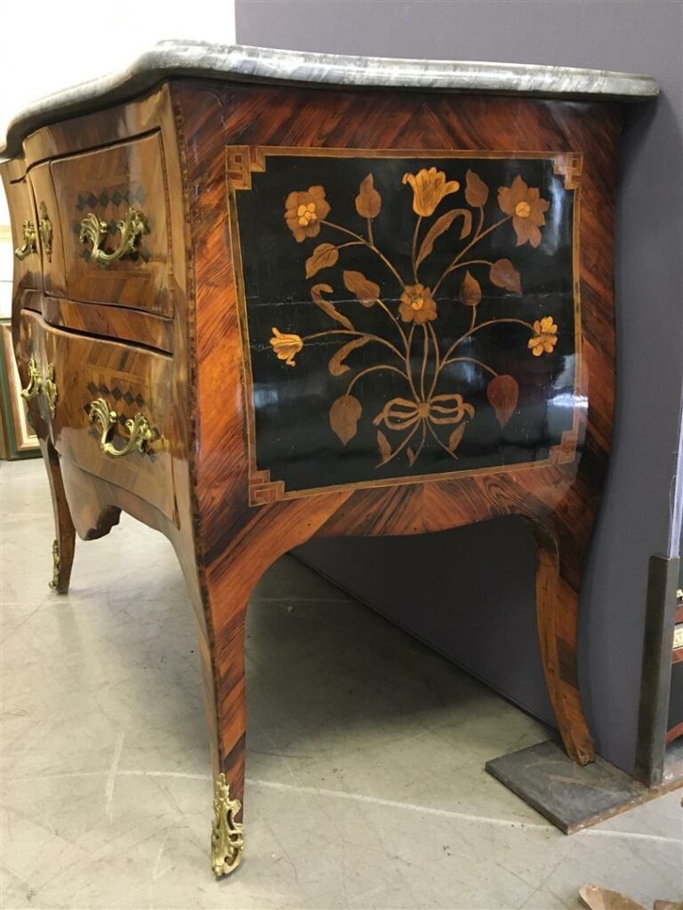 Commode de forme sauteuse en placage de bois de rose, bois de violette et palis…