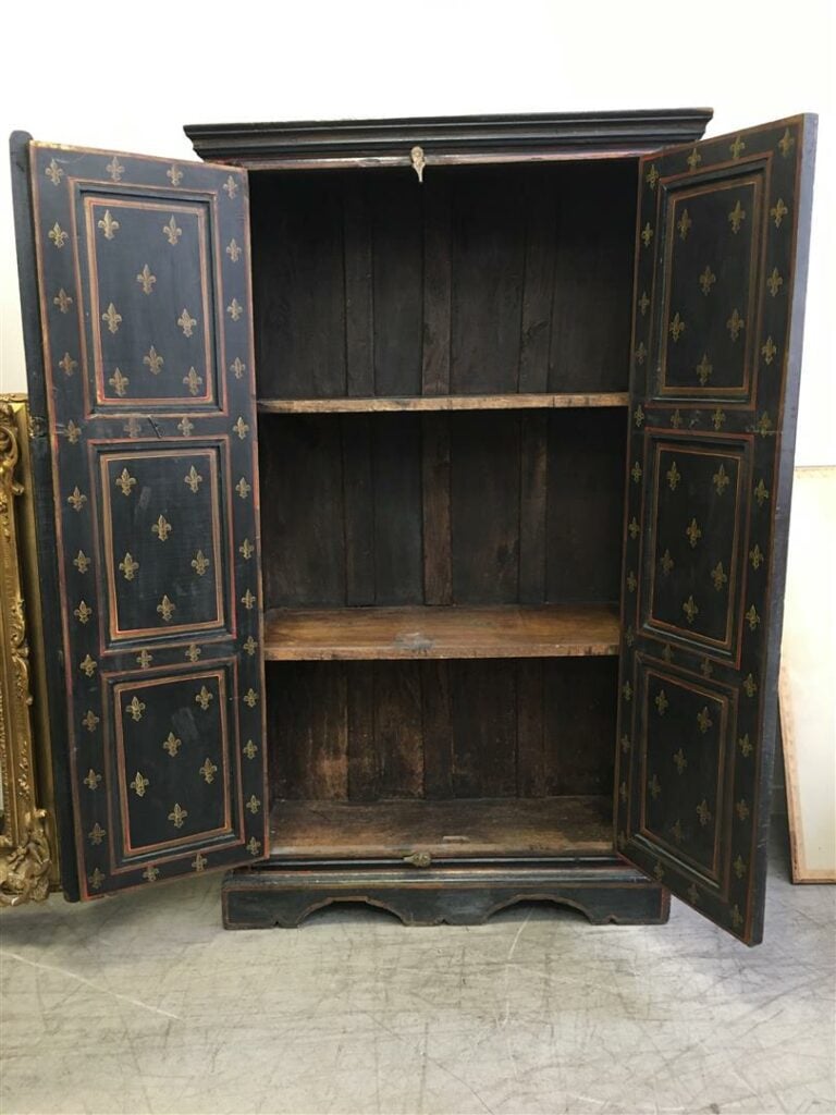 Armoire en bois peint à décor de fleurs de lys stylisées sur fond noir et filet…