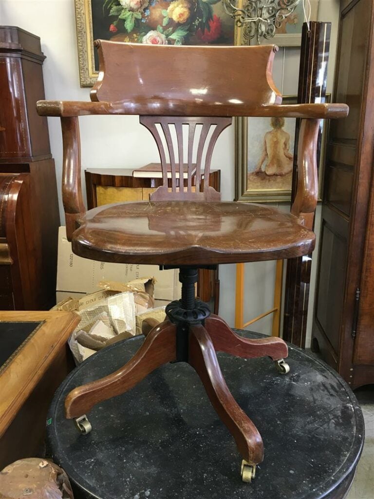 Fauteuil de bureau en acajou, dossier de forme arrondie, piètement quadripode à…