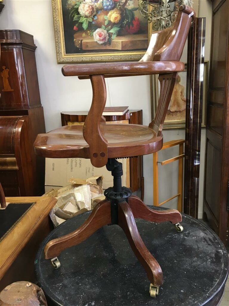 Fauteuil de bureau en acajou, dossier de forme arrondie, piètement quadripode à…