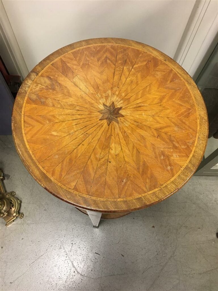 Table de salon formant guéridon en bois de placage, plateau à décor rayonnant,…