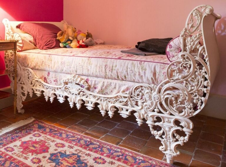 Lit de repos en tôle laquée, les montants ajourés à motifs d'enroulements de fl…