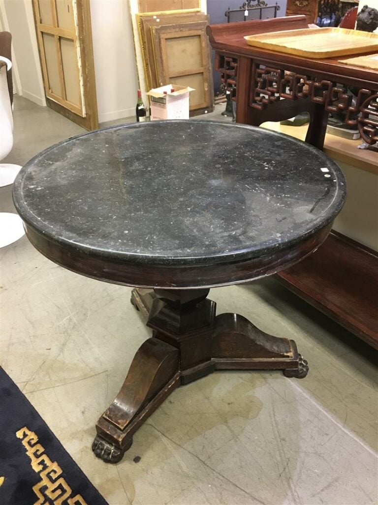 Guéridon tripode en placage d'acajou, le fût tourné à section hexagonale, pieds…